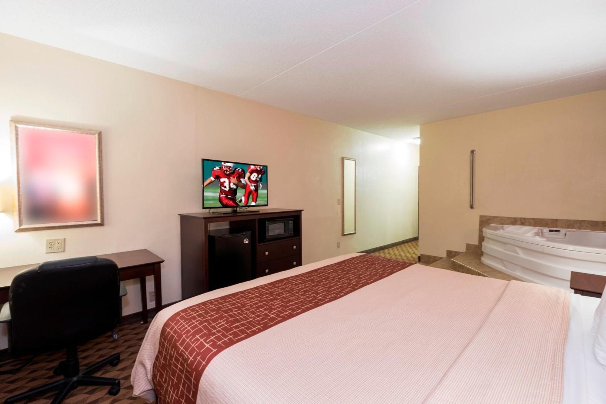 Red Roof Inn & Suites Cincinnati North-Мейсон Экстерьер фото
